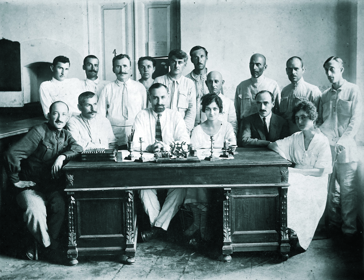 Работники Сухумского отеделения Народного банка ССР Грузии, 1923 г.